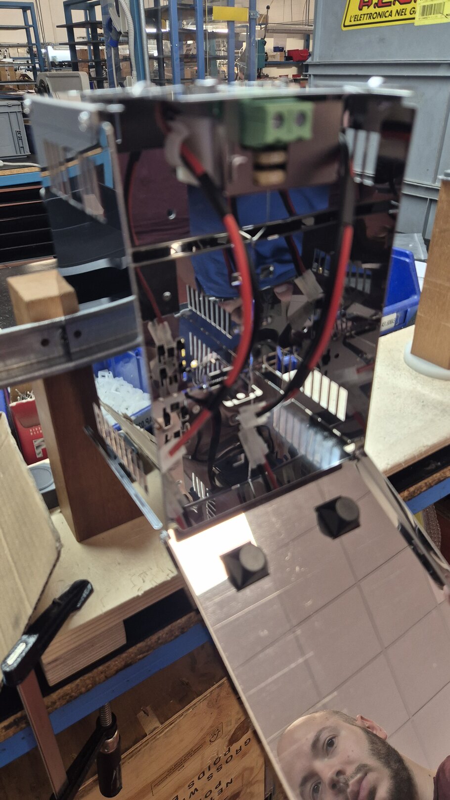 Tecnico che verifica uno schema elettronico al PC