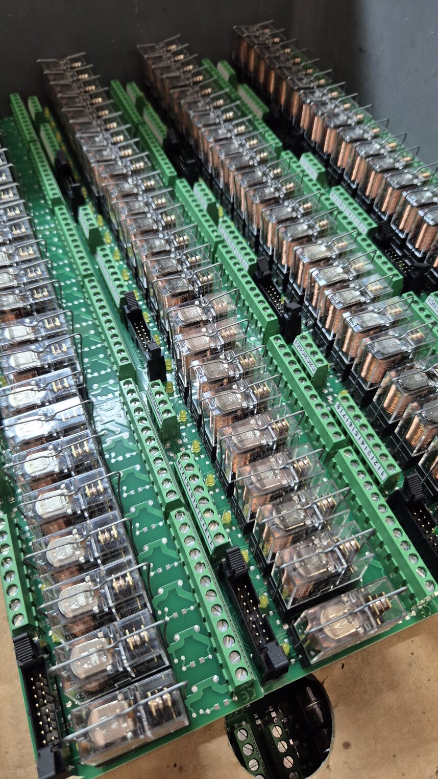 Assemblaggio di schede elettroniche su linea automatizzata