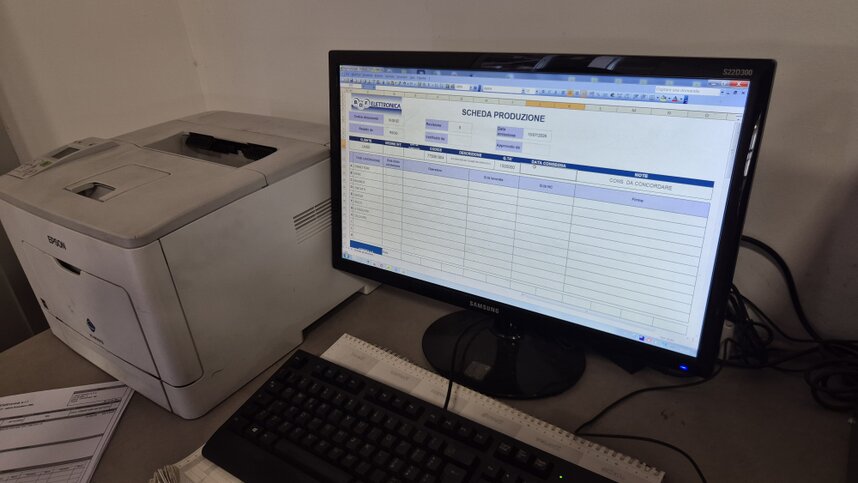 Tecnici al lavoro sulla progettazione elettronica